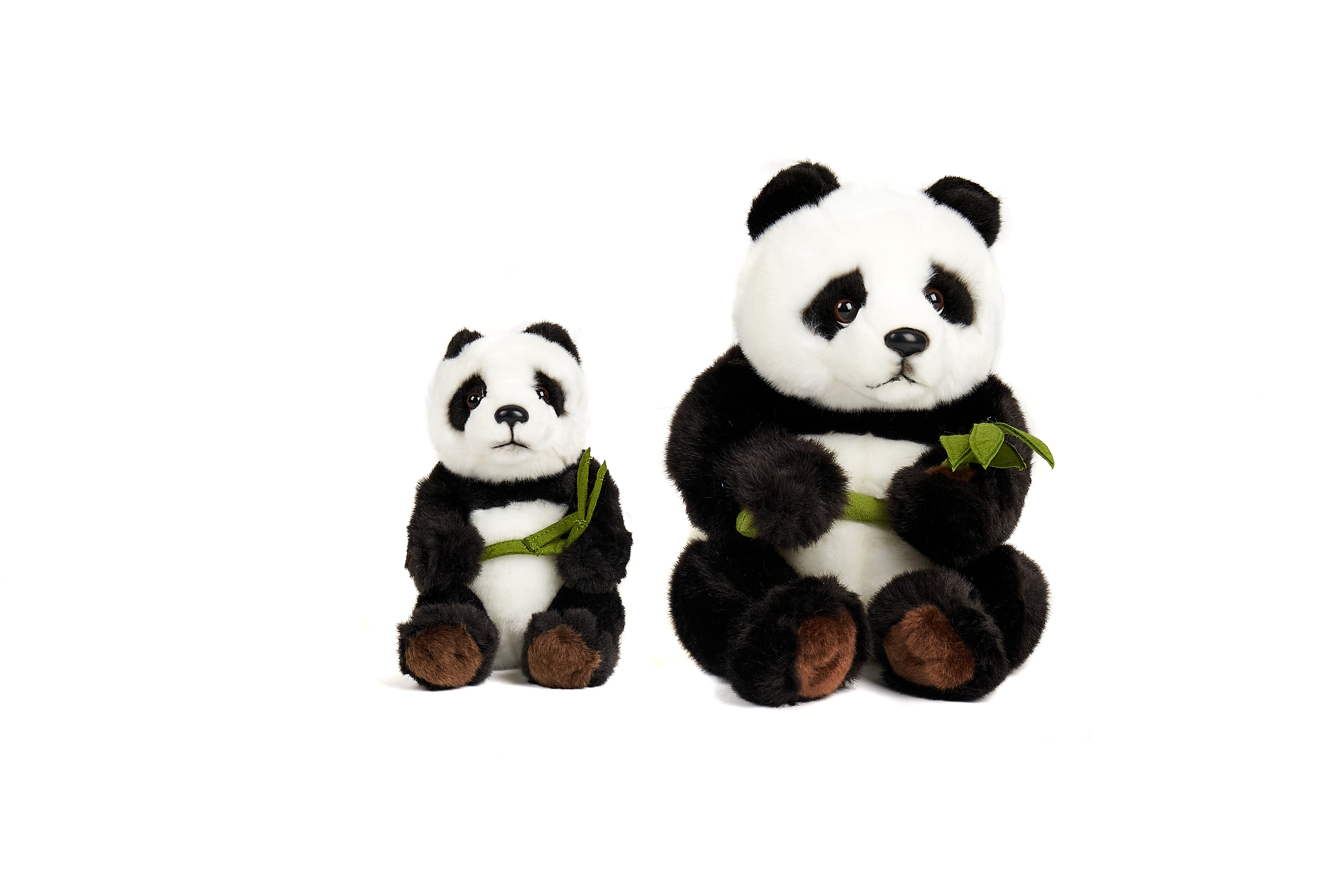 Pandabär mit Blatt, sitzend - 17 cm ODER 30 cm  (Höhe) 